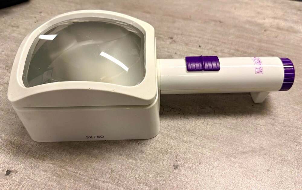 Besser Super Lite 3X 8D Illuminated Handheld Magnifier Low Vision Reading Aid